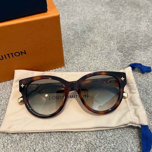 Luis Vuitton Sunglasses - Picture 1 of 5